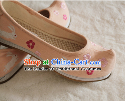 Handmade Chinese Ancient Embroidered Rabbit Princess Shoes for Women and Girls
