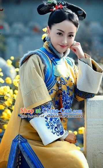 Traditional Ancient Chinese Imperial Concubine Costume, Chinese Qing Dynasty Manchu Lady Fur Dress, Cosplay Chinese Manchu Minority Princess Embroidered Yellow Clothing for Women