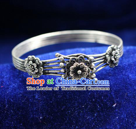 Traditional Chinese Miao Nationality Crafts Jewelry Accessory Bangle, Hmong Handmade Miao Silver Flowers Bracelet, Miao Ethnic Minority Silver Bracelet Accessories for Women