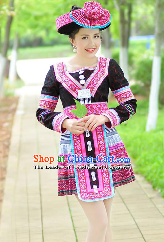 Traditional Chinese Miao Nationality Wedding Bride Costume Black Short Pleated Skirt, Hmong Folk Dance Ethnic Chinese Minority Nationality Embroidery Clothing for Women