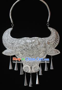 Traditional Chinese Miao Nationality Sliver Necklet Hmong Wedding Carving Ox Head Necklace for Women