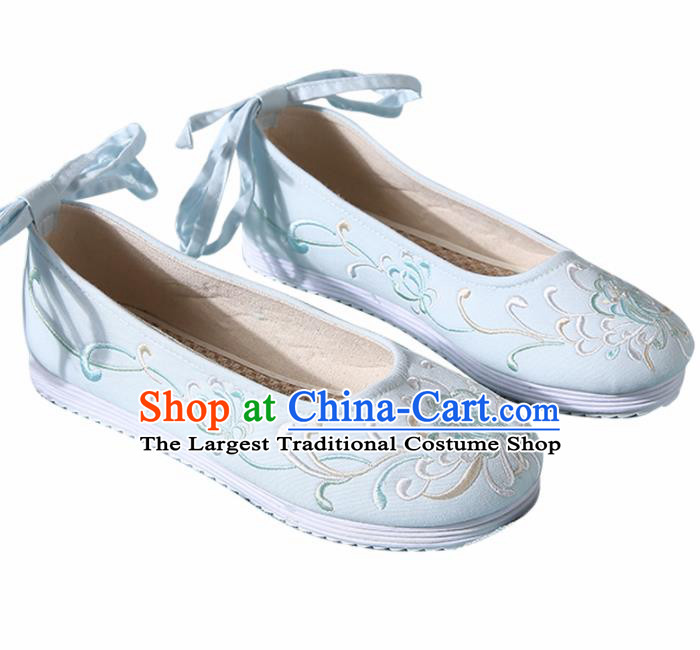 Chinese Handmade Embroidered Chrysanthemum Light Blue Cloth Shoes Traditional Ming Dynasty Hanfu Shoes Princess Shoes for Women