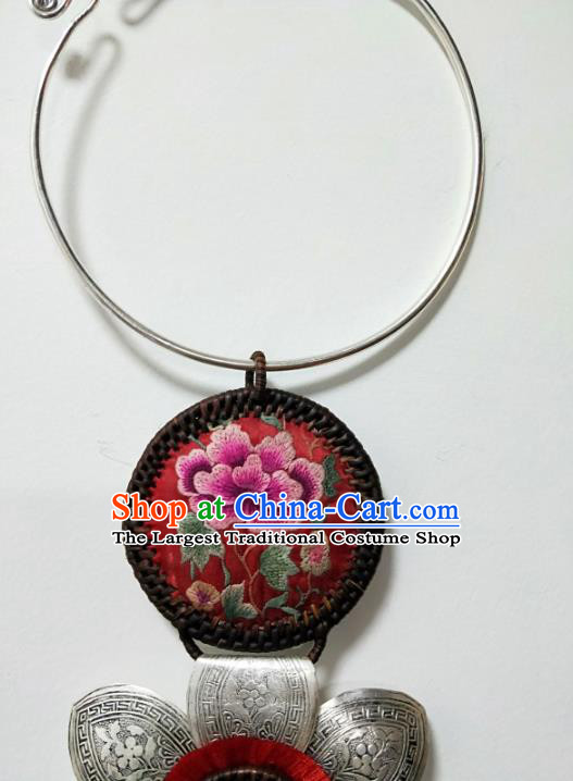 China Traditional Red Tassel Necklace Accessories Handmade Women Jewelry National Embroidered Silver Necklet