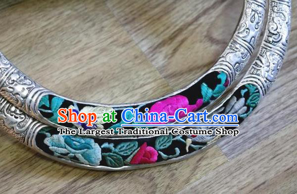 China Traditional Miao Nationality Embroidered Necklace Handmade Ethnic Women Jewelry Accessories National Silver Carving Necklet