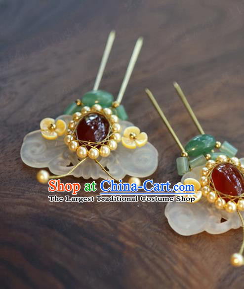 China Ancient Bride Jade Butterfly Hair Stick Traditional Xiuhe Suit Hair Accessories Wedding Pearls Hairpin