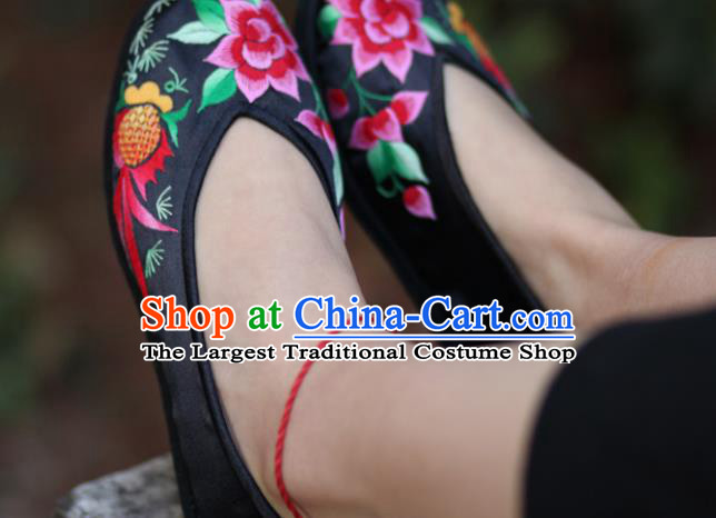 Chinese Handmade Embroidered Goldfish Black Shoes Hanfu Shoes Traditional National Shoes for Women