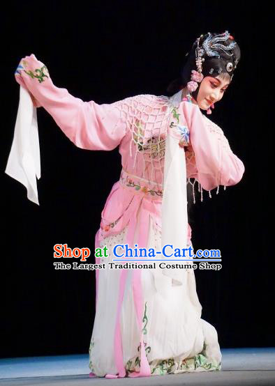 Chinese Kun Opera Actress Li Qianjun Dress Costumes and Headdress On A Wall and Horse Kunqu Opera Huadan Noble Lady Garment Apparels