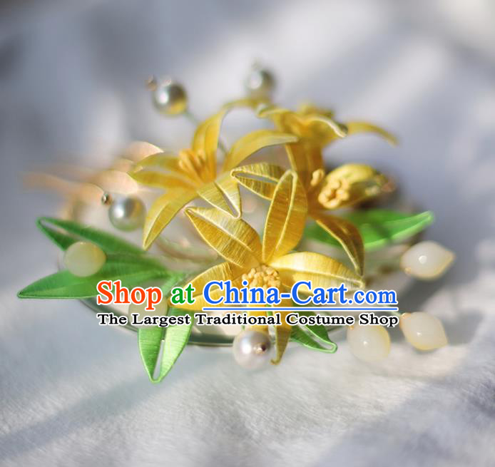 Handmade Chinese Classical Lily Flowers Hair Comb Traditional Hair Accessories Ancient Hanfu Court Yellow Silk Hairpins for Women