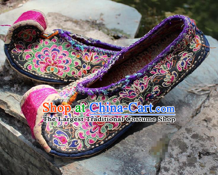 Asian Chinese Handmade Cloth Shoes National Shoes Embroidered Shoes Traditional Yunnan Ethnic Embroidery Shoes for Women