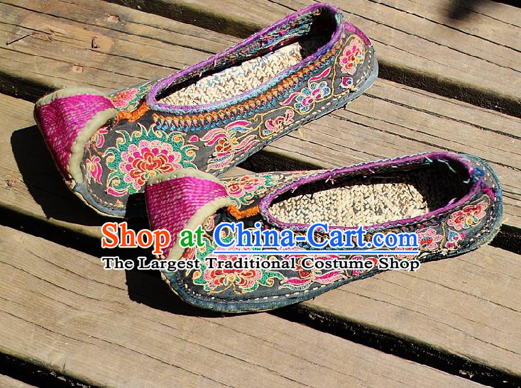 Asian Chinese National Shoes Handmade Embroidery Cloth Shoes Embroidered Shoes Traditional Yunnan Ethnic Shoes for Women