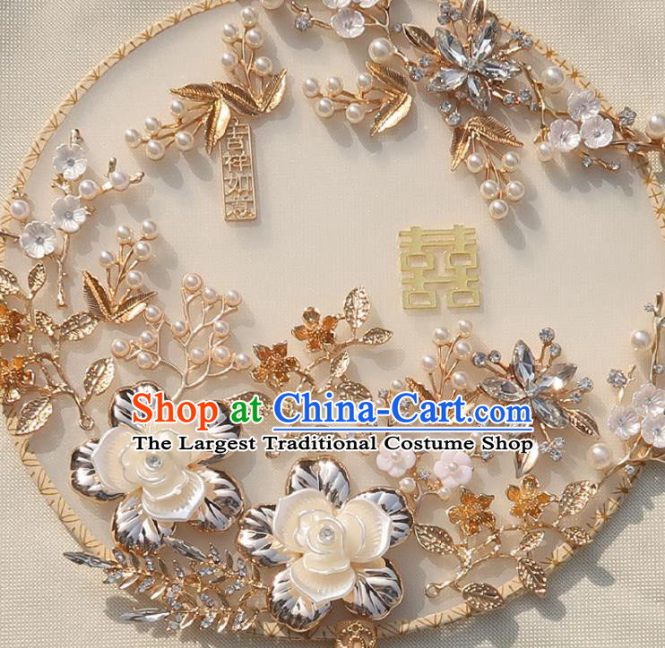 China Classical Dance White Silk Fan Traditional Wedding Pearls Circular Fan Handmade Bride Shell Camellia Palace Fan