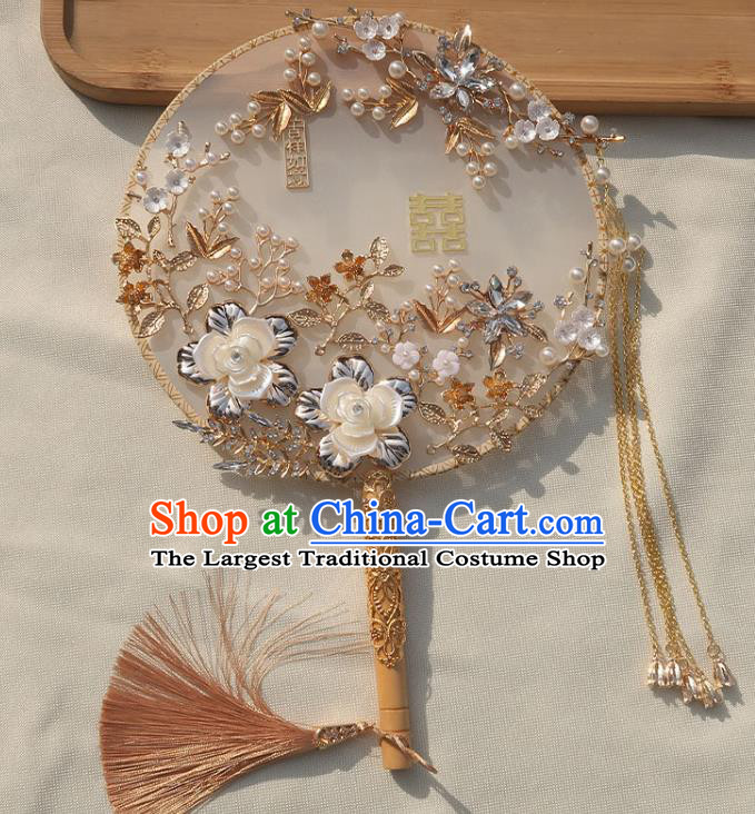 China Classical Dance White Silk Fan Traditional Wedding Pearls Circular Fan Handmade Bride Shell Camellia Palace Fan