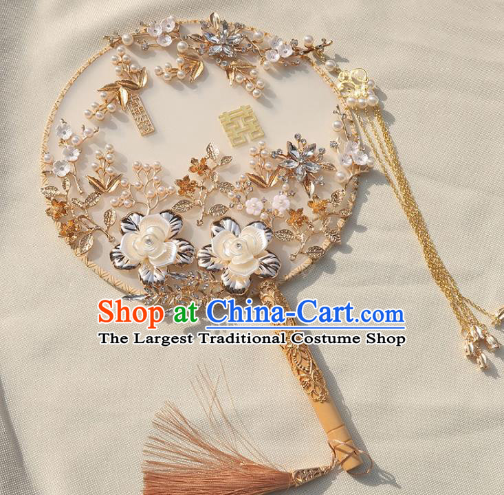 China Classical Dance White Silk Fan Traditional Wedding Pearls Circular Fan Handmade Bride Shell Camellia Palace Fan