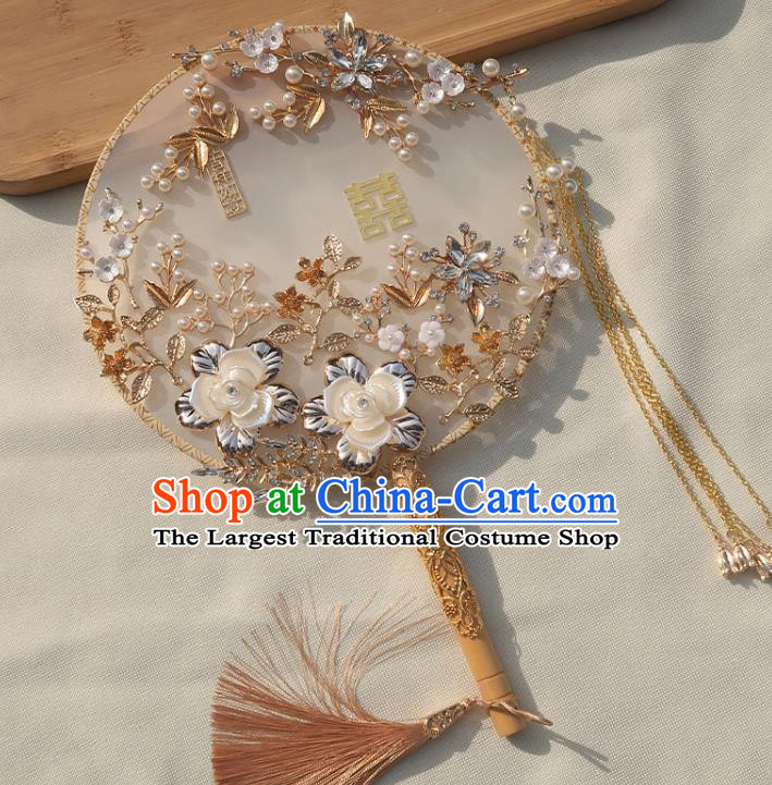 China Classical Dance White Silk Fan Traditional Wedding Pearls Circular Fan Handmade Bride Shell Camellia Palace Fan