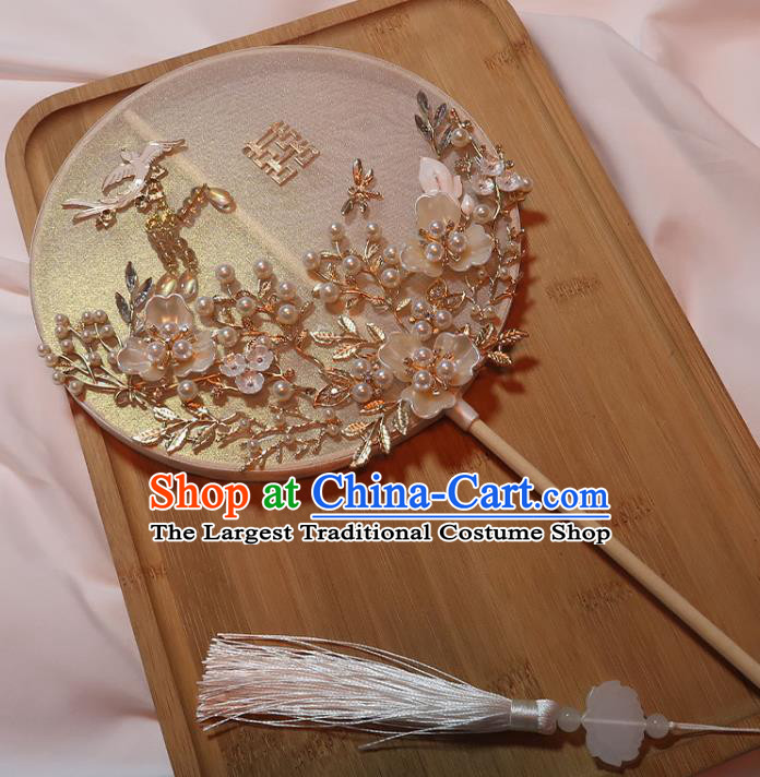 China Classical Dance Pearls Circular Fan Handmade Bride Plum Blossom Palace Fan Traditional Wedding White Silk Fan