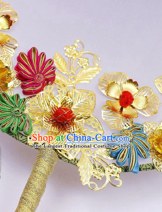 China Bride Golden Flowers Circular Fan Traditional Xiuhe Suit Silk Fan Handmade Wedding Palace Fan