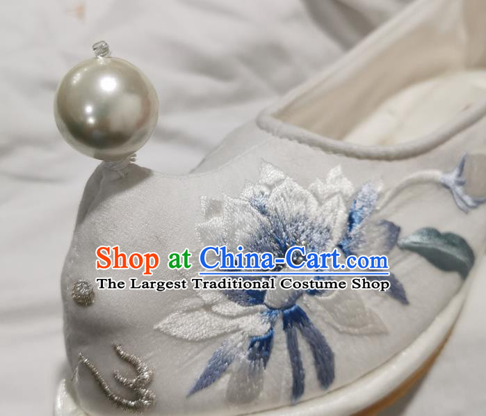 Handmade Chinese Traditional Ming Dynasty Princess Shoes Embroidered Epiphyllum Shoes White Satin Shoes