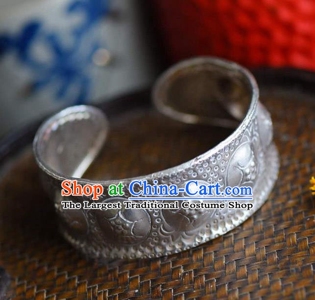 China Handmade Silver Carving Cloud Bracelet Traditional Jewelry Accessories National Ethnic Bangle
