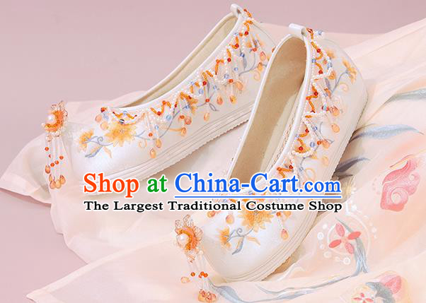 China Traditional National Shoes Classical Beads Tassel Shoes Embroidered Shoes