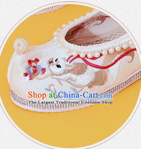 China Classical Beads Shoes Embroidered Fox Shoes Traditional National White Cloth Shoes