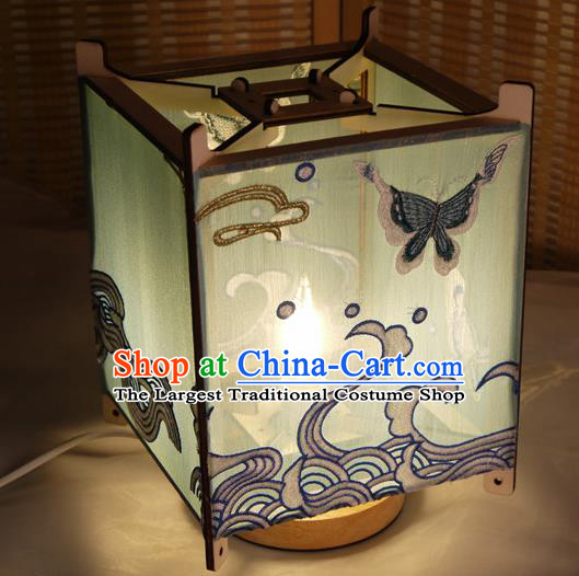 China Handmade Desk Lamp Embroidered Palace Lantern Embroidery Butterfly Lantern