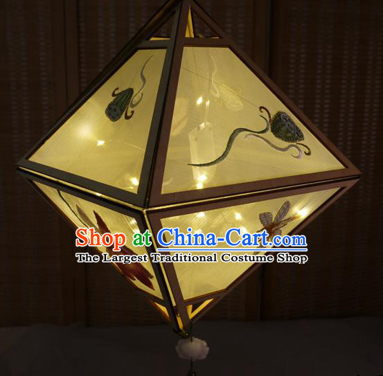 China Handmade Embroidered Lotus Portable Lamp Classical Rhombus Palace Lantern Traditional Spring Festival Lanterns