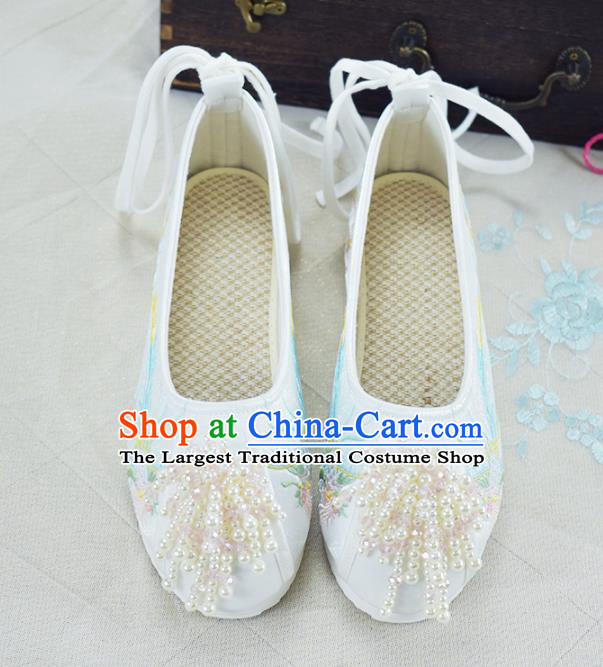 China Women White Embroidered Shoes Wedding Beads Tassel Shoes Traditional Xiuhe Suit Shoes