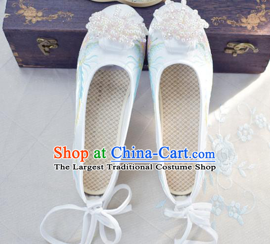 China Women White Embroidered Shoes Wedding Beads Tassel Shoes Traditional Xiuhe Suit Shoes
