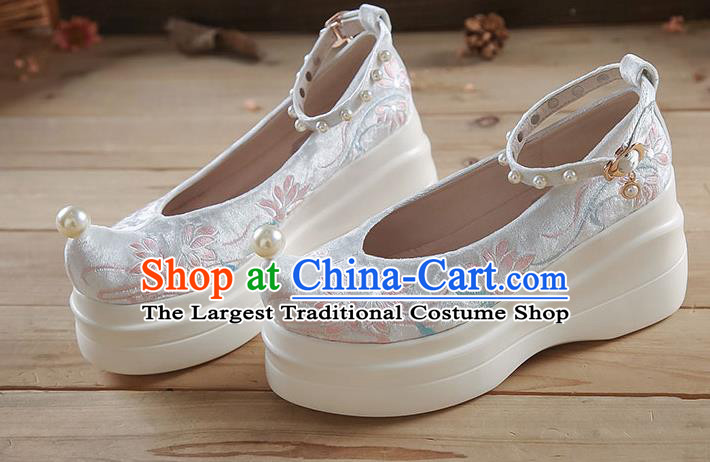 China Embroidered Flowers Platform Shoes White Velvet Shoes Traditional Hanfu Pearls Shoes
