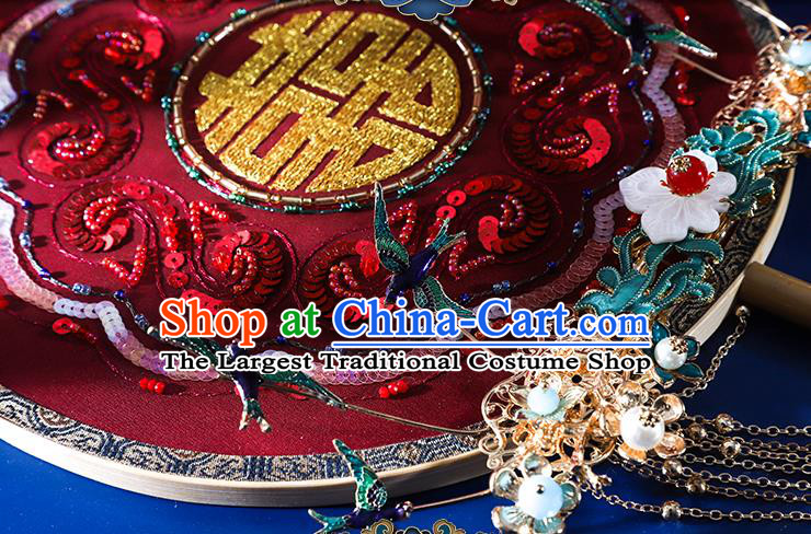 China Traditional Xiuhe Suit Silk Fan Handmade Wedding Bride Palace Fan Embroidered Red Sequins Circular Fan