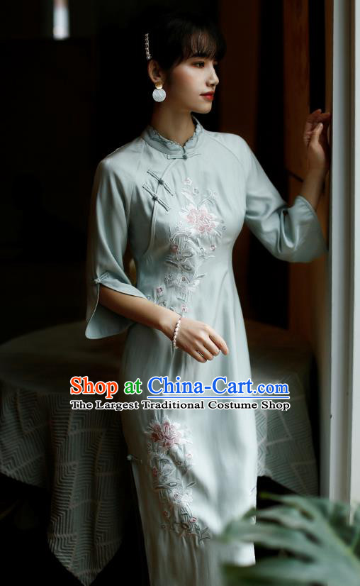 China Classical Cheongsam Costume Traditional Embroidered Light Green Qipao Dress