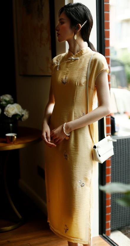 China Classical Young Lady Cheongsam Costume Traditional Embroidered Yellow Organdy Qipao Dress