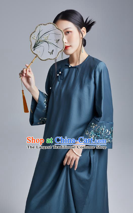 China Classical Embroidered Loose Cheongsam Costume Traditional Young Lady Navy Silk Qipao Dress