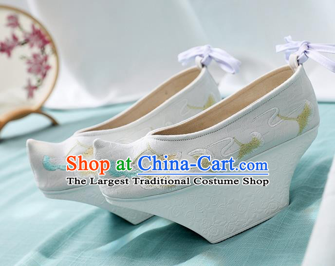 China Handmade Cloth Shoes Traditional Qing Dynasty Imperial Concubine Saucers Shoes Embroidered Ginkgo Leaf Shoes