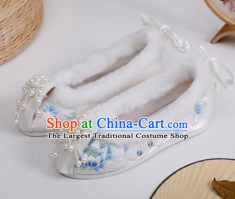 China Handmade Winter Pearls Tassel Shoes National Embroidered Epiphyllum Shoes Traditional Xiuhe Suit White Cloth Shoes