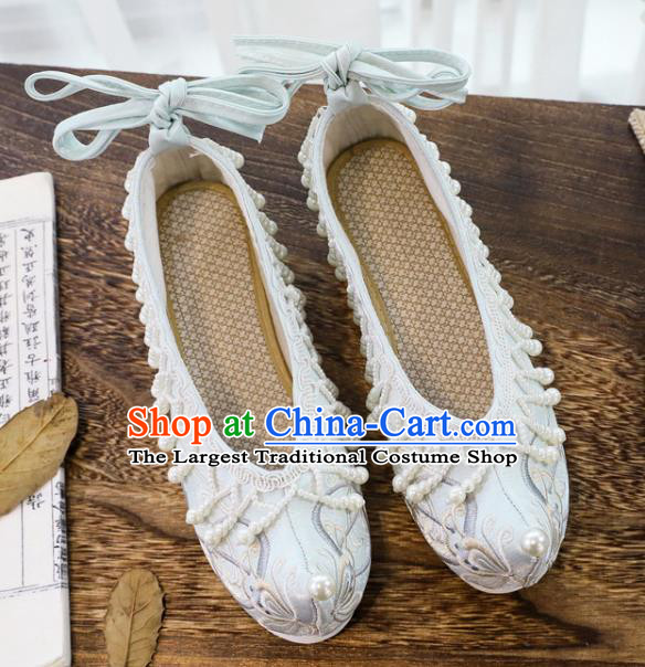 China National Embroidered Shoes Traditional Xiuhe Light Blue Cloth Shoes Handmade Pearls Tassel Shoes