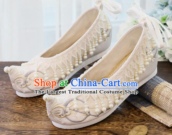 China Handmade Pearls Tassel Shoes National Embroidered Shoes Traditional Xiuhe Beige Cloth Shoes