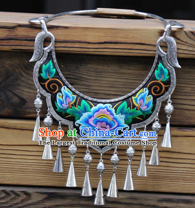 China Traditional Yi Minority Folk Dance Silver Necklace Handmade Ethnic Embroidered Blue Peony Necklet Accessories