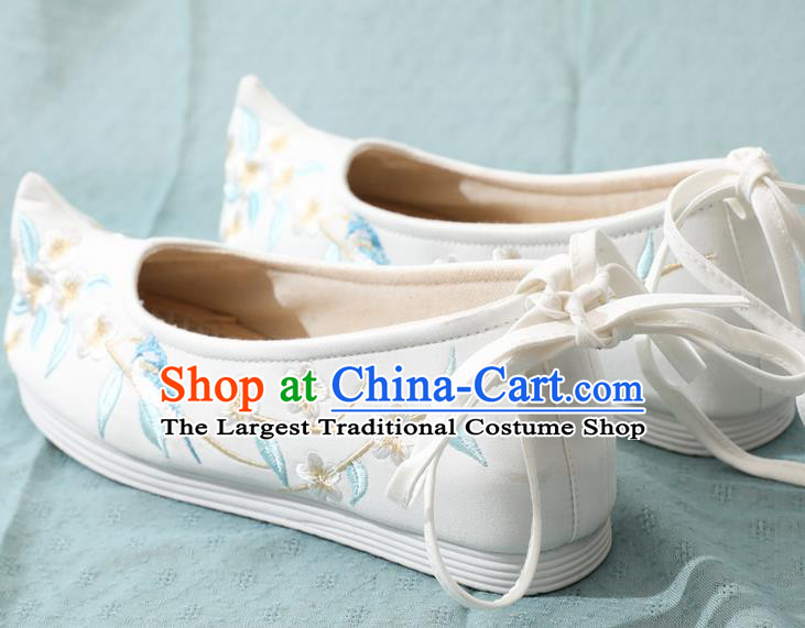 China Embroidery Plum White Cloth Shoes Ming Dynasty Young Lady Shoes Traditional Hanfu Bow Shoes