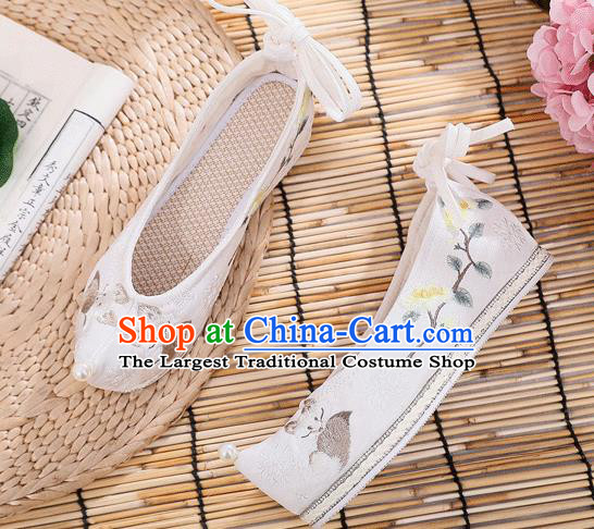 China Handmade National White Cloth Shoes Traditional Stage Performance Shoes Embroidered Fox Shoes