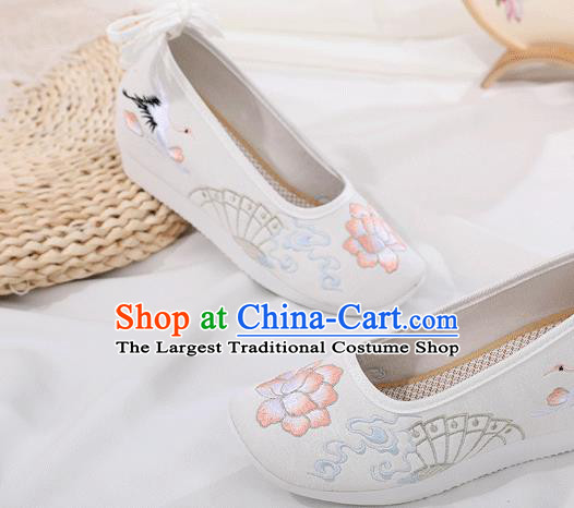 China Traditional Ming Dynasty Embroidered Shoes Ancient Princess White Cloth Shoes