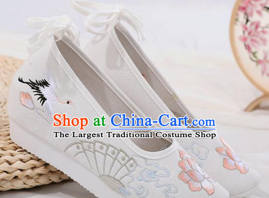 China Traditional Ming Dynasty Embroidered Shoes Ancient Princess White Cloth Shoes