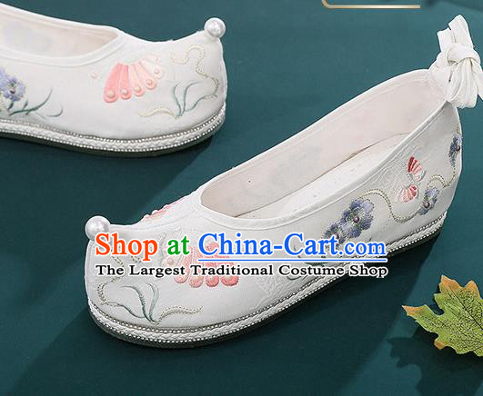 China Traditional White Cloth Hanfu Shoes Ancient Ming Dynasty Princess Shoes Embroidered Butterfly Shoes