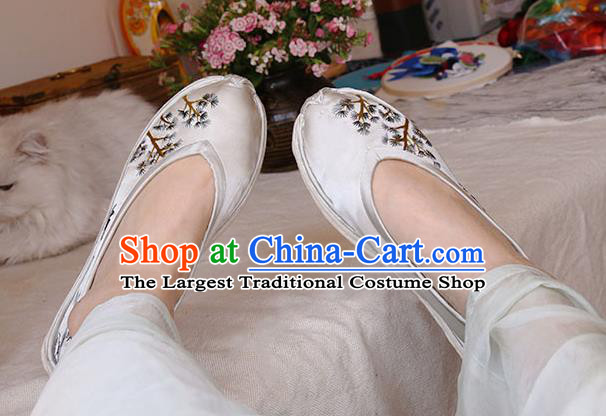 Chinese Traditional National Strong Cloth Soles Shoes Ethnic Woman Shoes Hand Embroidered Satin Shoes
