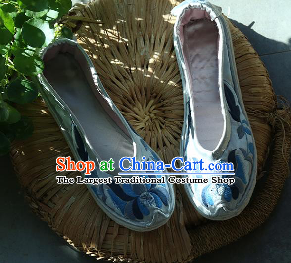 Chinese Traditional Ethnic Dance Shoes Yi Nationality Shoes Handmade Embroidered White Satin Shoes