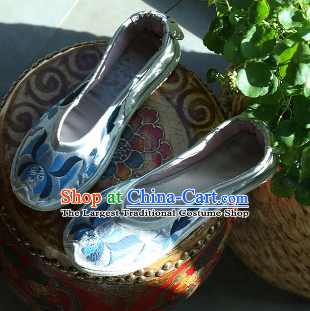Chinese Traditional Ethnic Dance Shoes Yi Nationality Shoes Handmade Embroidered White Satin Shoes