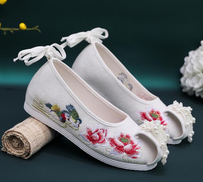 Chinese Classical Pearls Shoes Footwear Embroidery Lotus Shoes Traditional Woman Cloth Shoes
