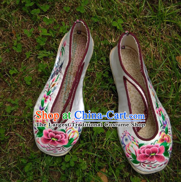 Chinese Handmade White Satin Shoes Traditional Yi Nationality Shoes Yunnan Ethnic Shoes National Embroidered Shoes