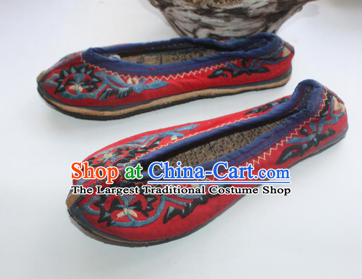 Chinese Traditional Yi Nationality Strong Cloth Soles Shoes Yunnan Ethnic Wedding Shoes National Handmade Red Embroidered Shoes
