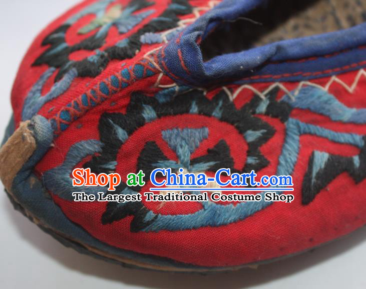 Chinese Traditional Yi Nationality Strong Cloth Soles Shoes Yunnan Ethnic Wedding Shoes National Handmade Red Embroidered Shoes